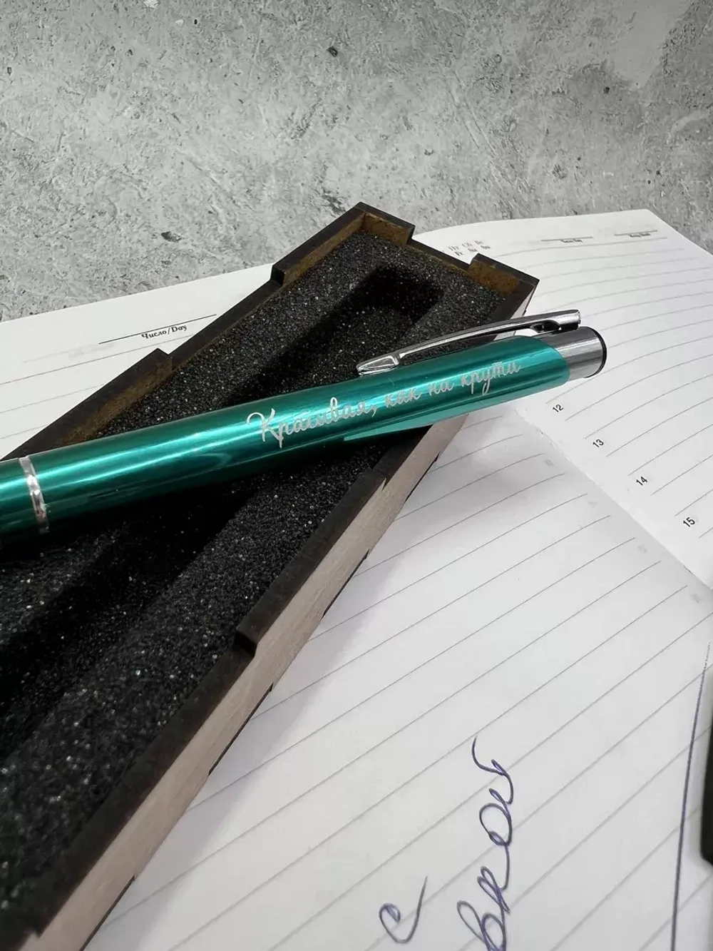 Ручка металлическая с гравировкой "Красивая, как ни крути"