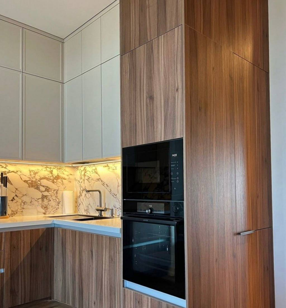 Кухня с фасадами из пластика под орех Лион и МДФ в эмали NCS S 1505-Y50R, профиль Gola, столешница из камня