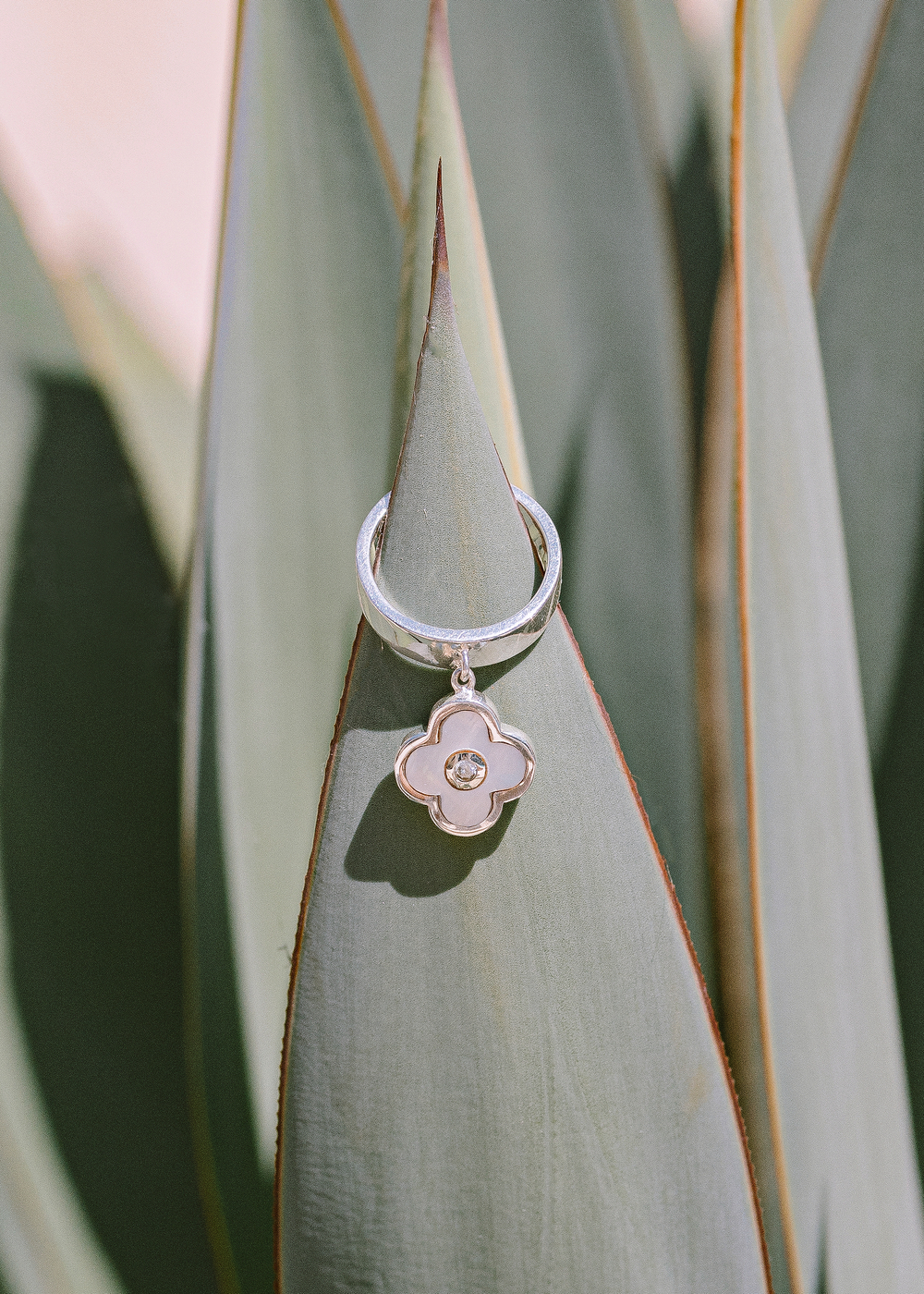 Кольцо-подвеска «Марселия маленькая» с черной ювелирной эмалью и белым перламутром