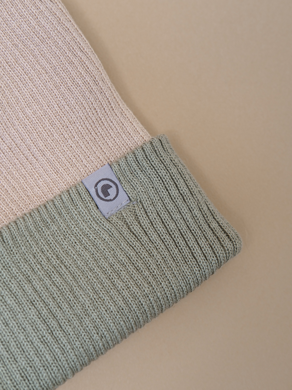 Шапка вязаная хлопковая ТВИНС(Сандал, хакки)