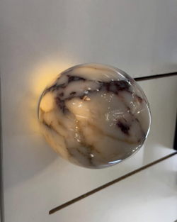 Настенное бра из натурального мрамора, представлено в двух размерах.