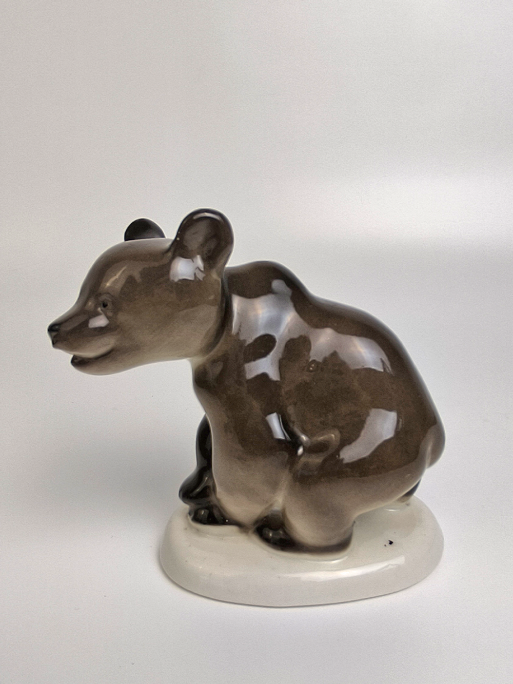 Фарфоровая статуэтка "Медвежонок присевший" ЛФЗ