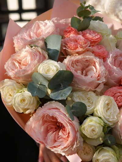 6. Нежный микс из роз с эвкалиптом