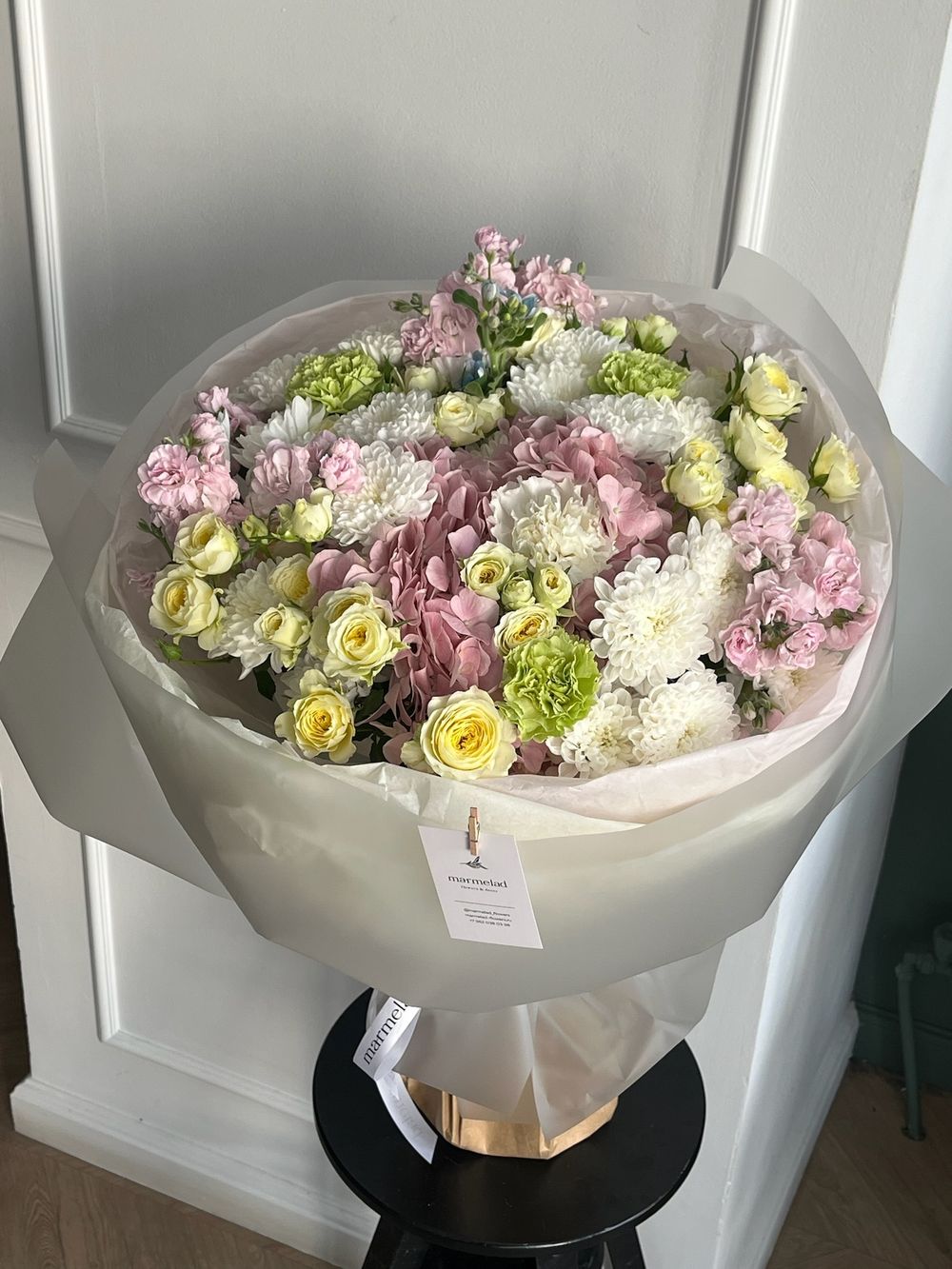 Букет сборный из гортензии, кустовой розы, маттиолы и диантусов