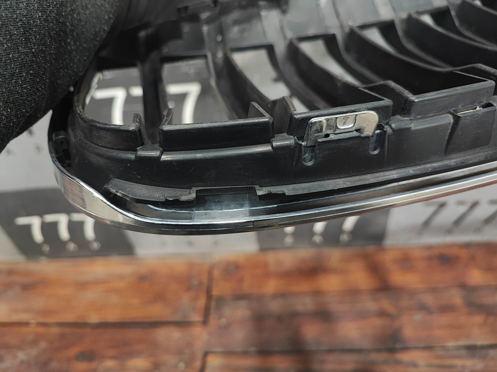 Решетка радиатора правая BMW X1 (F48) 15-19 Б/У Оригинал 51137354824