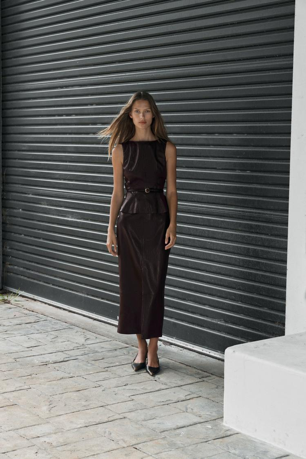 ZARA ТОП ИЗ ИСКУССТВЕННОЙ КОЖИ БЕЗ РУКАВОВ, КОРИЧНЕВЫЙ