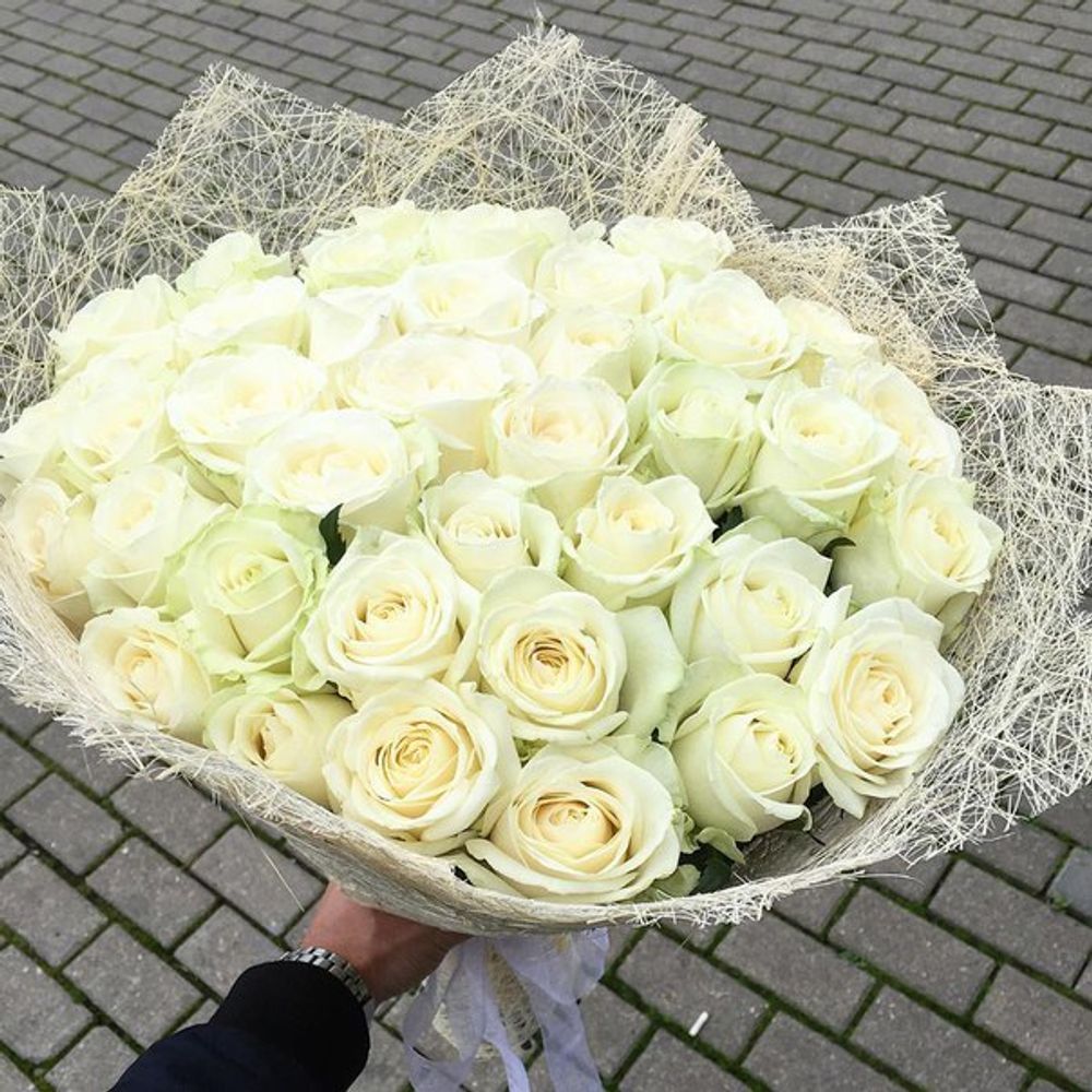 Букет из 29 белых роз (70см)