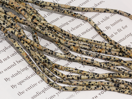 Нить бусин из далматиновой яшмы, трубочки 4х13мм