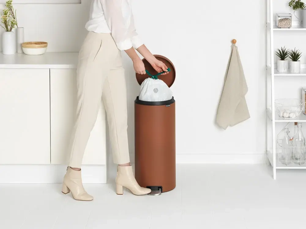 Brabantia NewIcon Контейнер для минеральных отходов с корицей, 30 л.