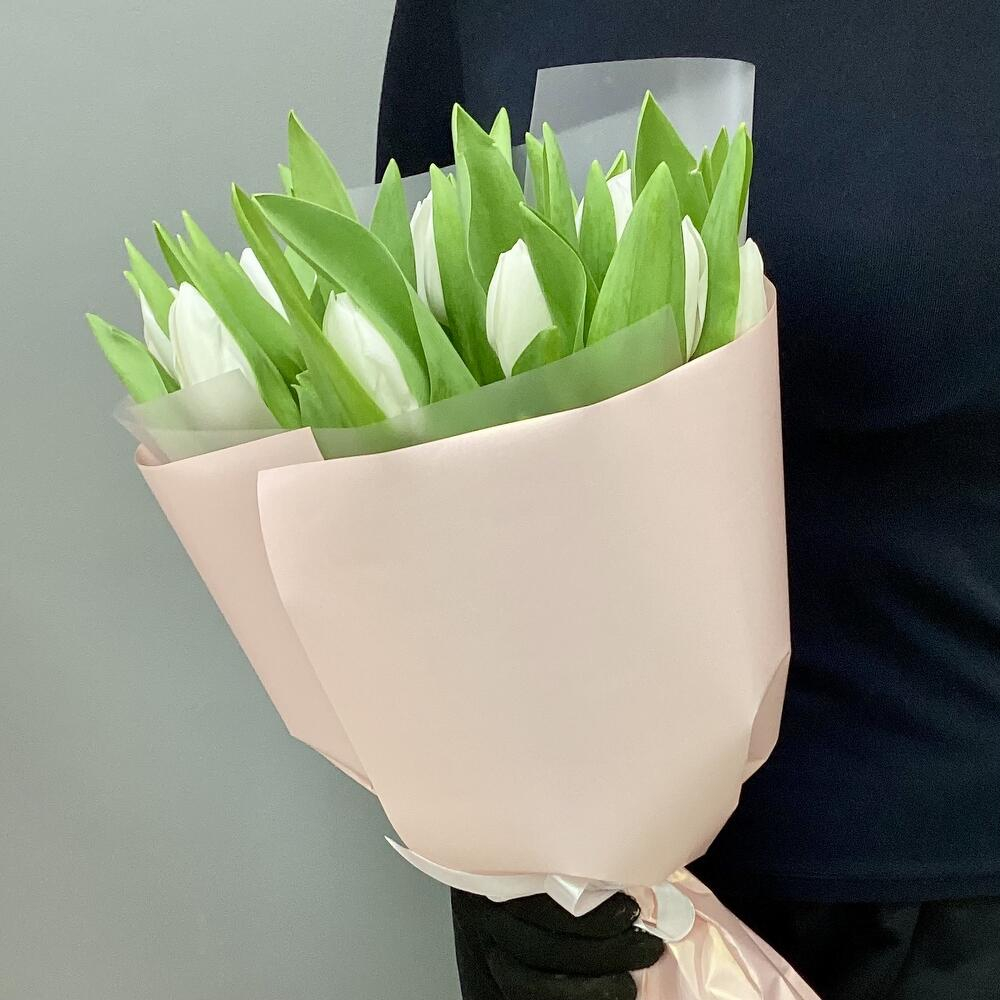 Букет из 15 белых тюльпанов в матовой и корейской упаковке