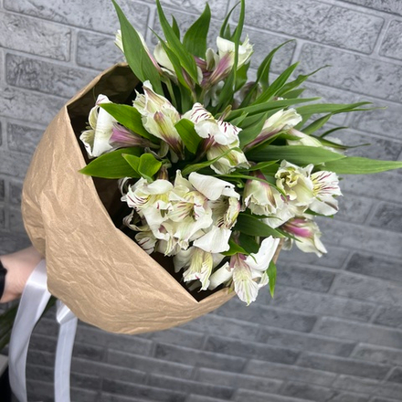 Букет белых альстромерий
