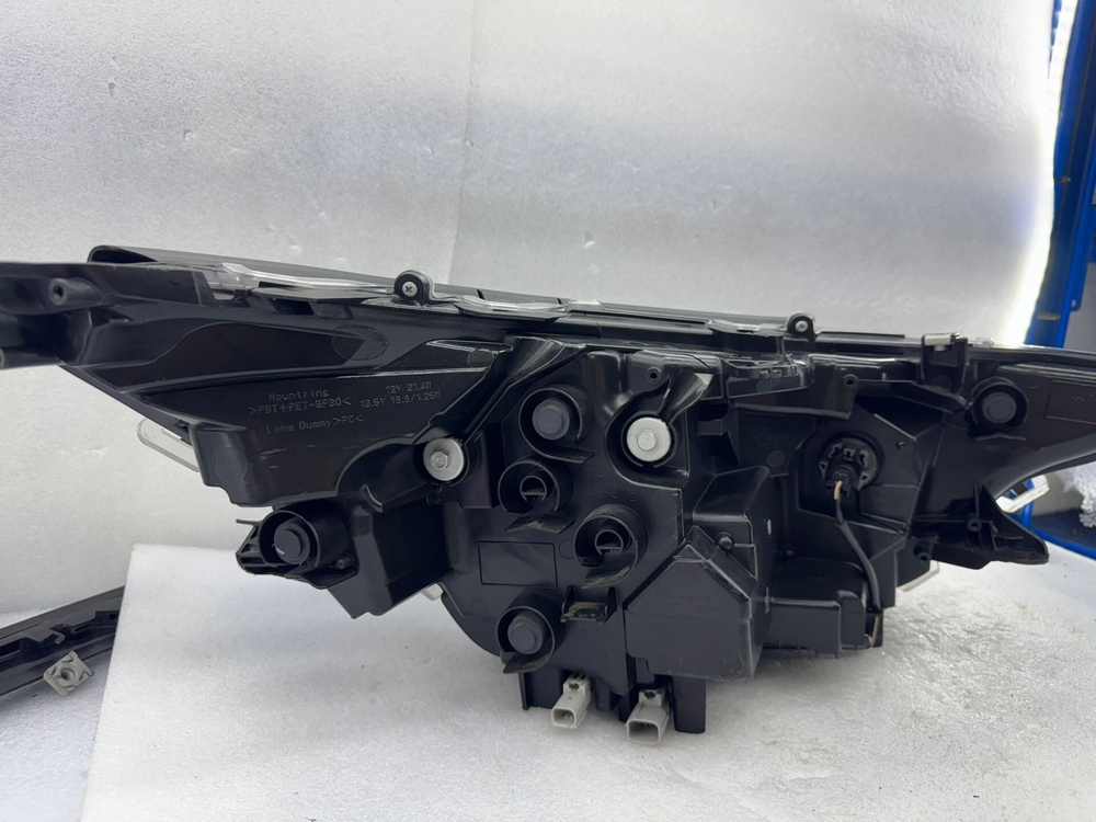 Оригинальная LED фара Toyota RAV4 (левая/правая),