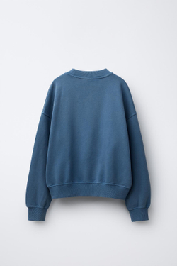 ZARA ТОЛСТОВКА С ЭФФЕКТОМ ПОТЕРТОСТИ, ЗВЕЗДОЙ И ЗАКЛЕПКАМИ, ВЫЦВЕТШИЙ СИНИЙ