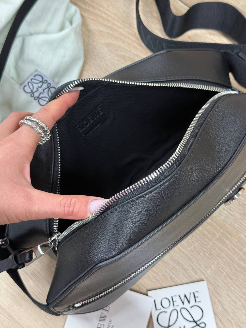 Сумка-слинг Loewe