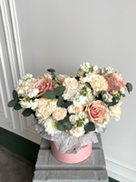 предзаказ - цветочная коробка в кремовых оттенках размер S