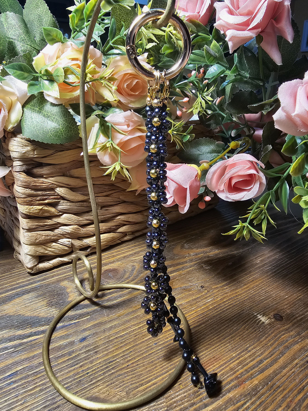Обвес на сумку, брелок для ключей, подвеска авторская ручная работа с добавлением натуральных камней "Черные ромашки"