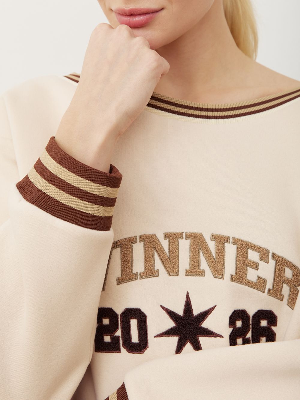 СВИТШОТ НА ОДНО ПЛЕЧО «WINNER» МОЛОЧНЫЙ