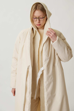 Зимнее пальто на запах из молочной бархатистой мембраны