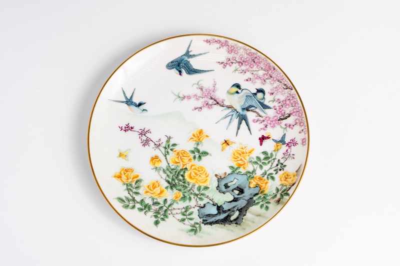 Коллекционная декоративная тарелка «Ласточки и розы» из серии «Птицы и цветы Поднебесной» (The Birds and Flowers of Beautiful Cathay)