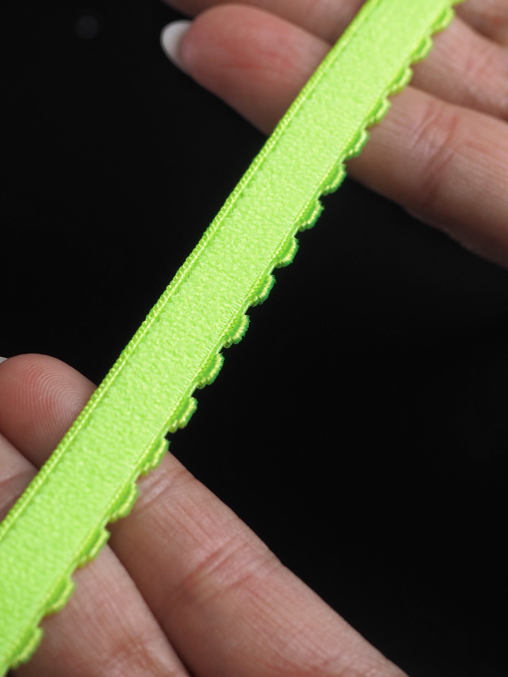 Резинка отделочная желто-зеленая неоновая ажурная ширина 10 мм с учетом фестона