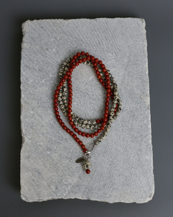 Нить из долматиновой и красной яшмы