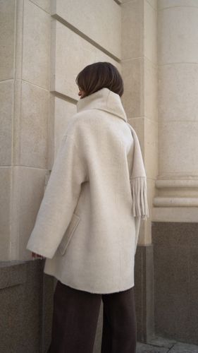 Укороченное пальто с шарфом в молочном цвете