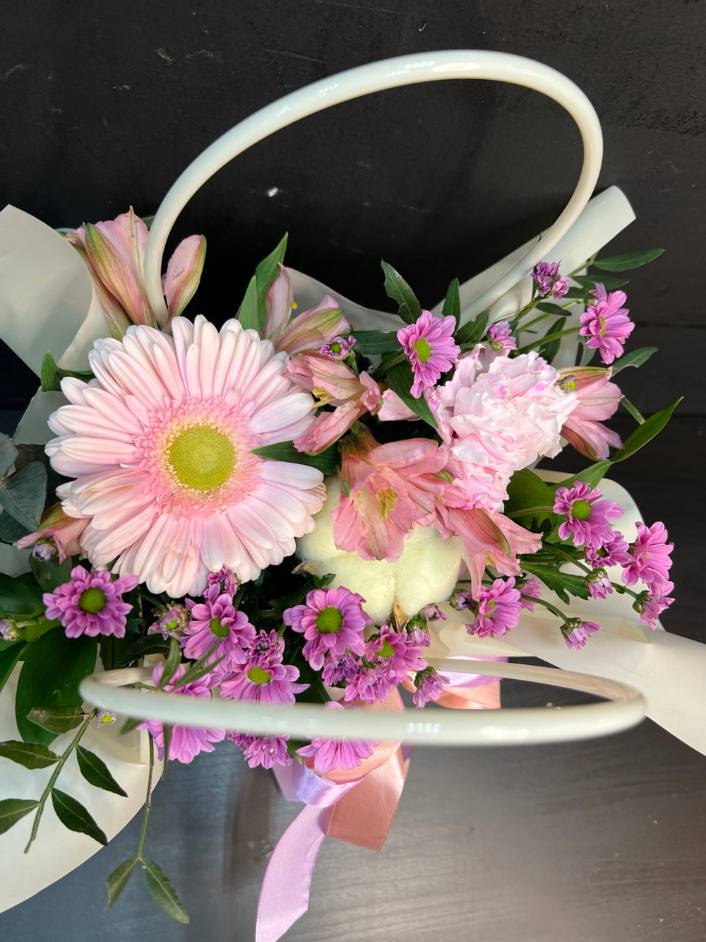 Сумочка из сантини, герберы и диантуса