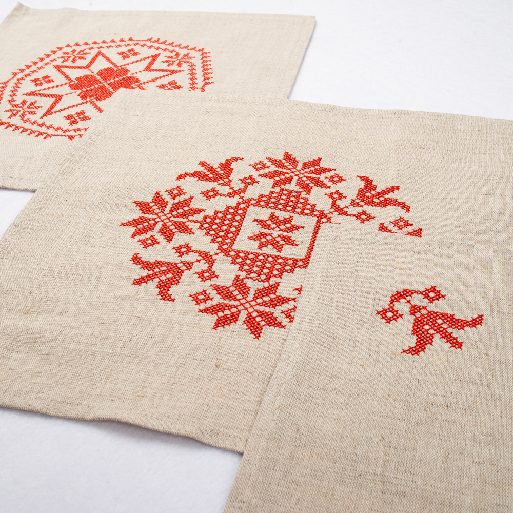 Салфетка с вышивкой
