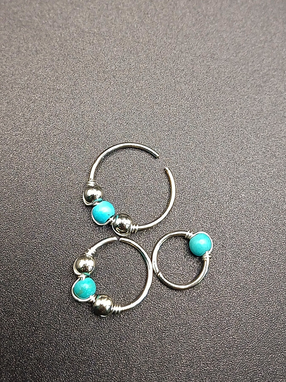 Набор колец с бирюзовыми шариками (диаметр 6, 8, 10 мм) для пирсинга ушей.