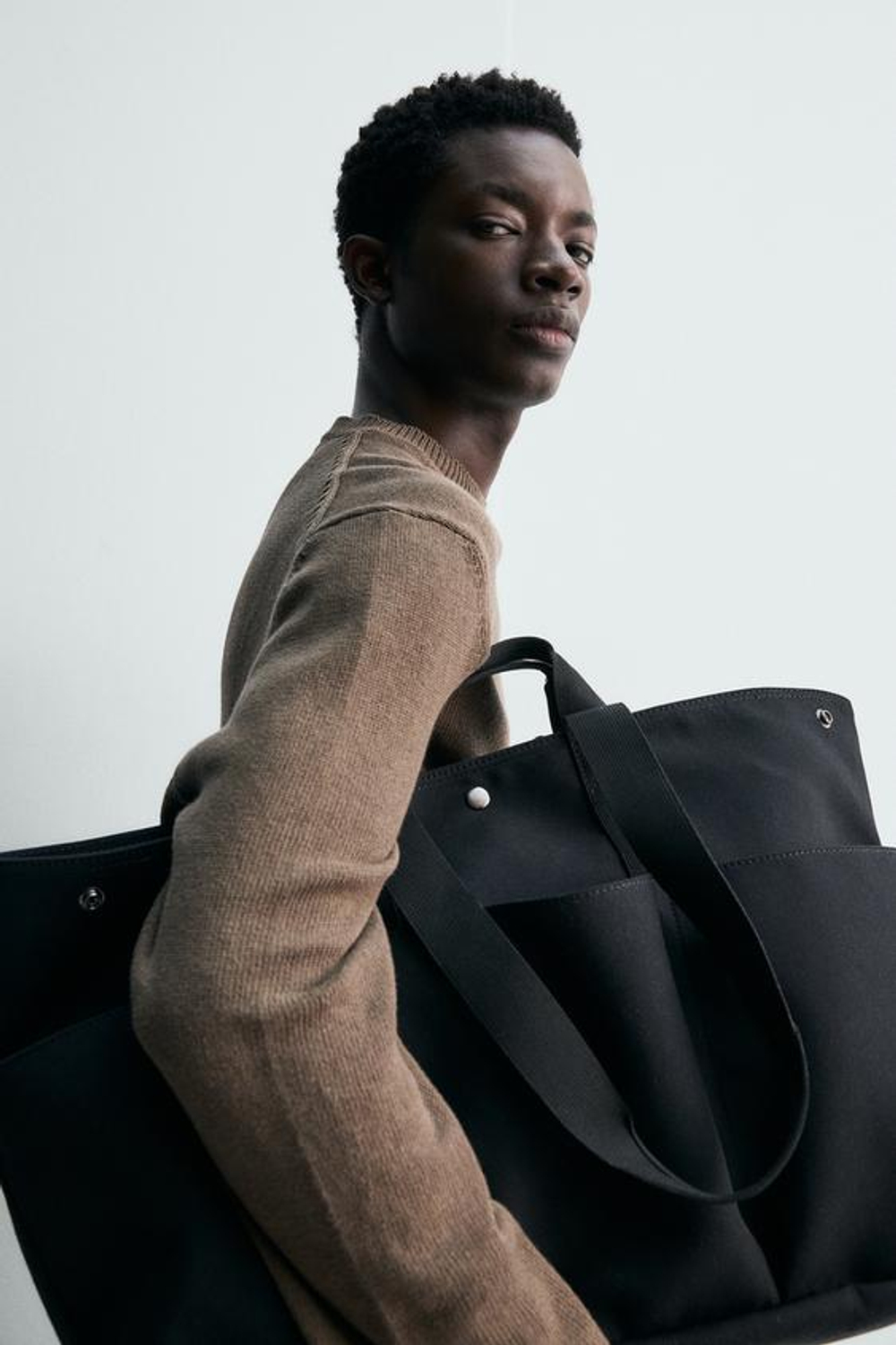 ZARA СУМКА ШОПЕР ИЗ ТЕХНО ТКАНИ, ЧЕРНЫЙ
