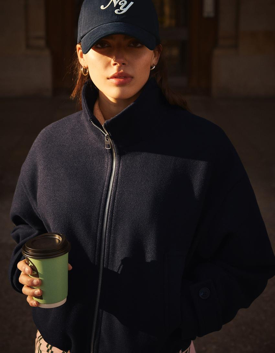 BERSHKA Мягкая куртка на молнии, темно-синий