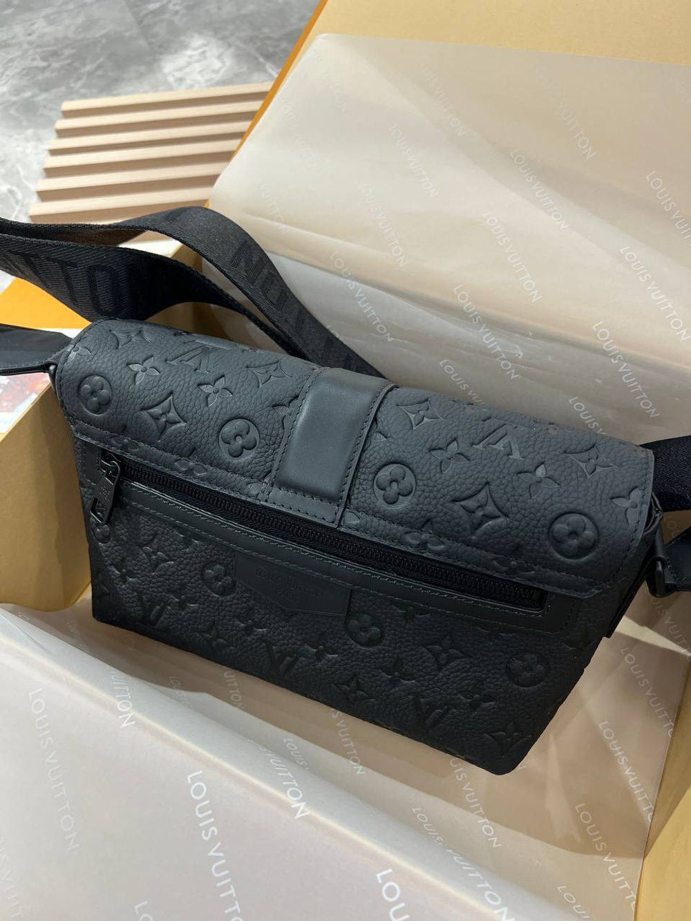 Сумка-мессенджер Louis Vuitton