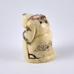 Нэцкэ Молодой монах поймал акулу