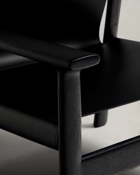 Кресло Jan из переработанной кожи черного цвета и ясеня в черном цвете