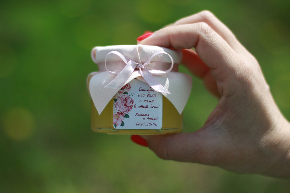 Бонбоньерка с медом на свадьбу в нежных тонах с лентой, 140 грамм