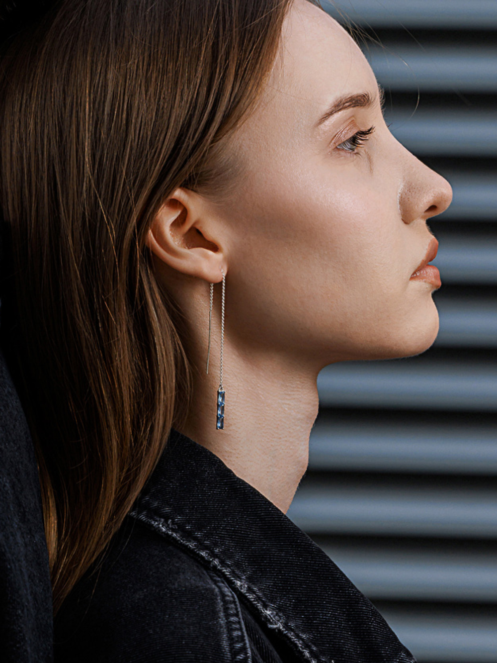 Моносерьга-продёвка из серебра со вставкой из выращенной голубой шпинели