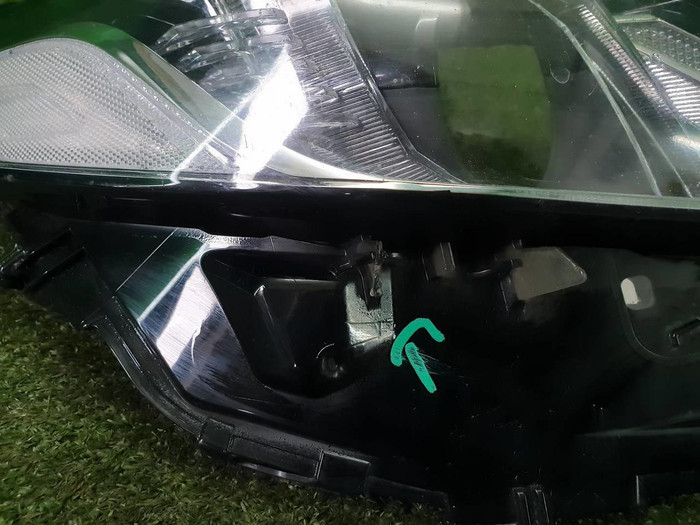 Стекло фары правое Toyota Camry xv70 (2017-н.в.)