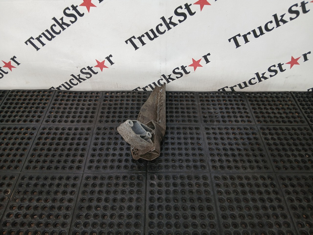 Кронштейн подножки левый