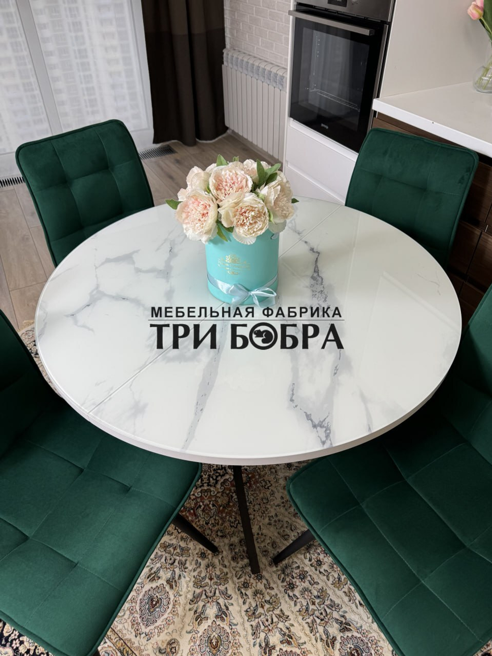 Круглый стеклянный раздвижной стол "Серый мрамор 262" и стулья "ГУЧИ" изумруд