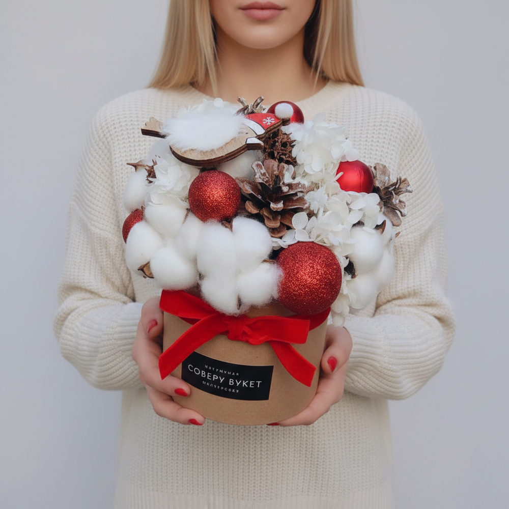 Новогодняя композиция из хлопка, сухоцветов и ёлочных украшений