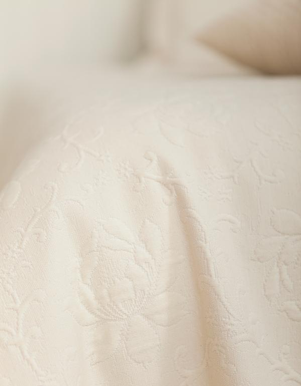 Покрывало 240х260 Luxberry Flowers экрю Португалия фрагмент