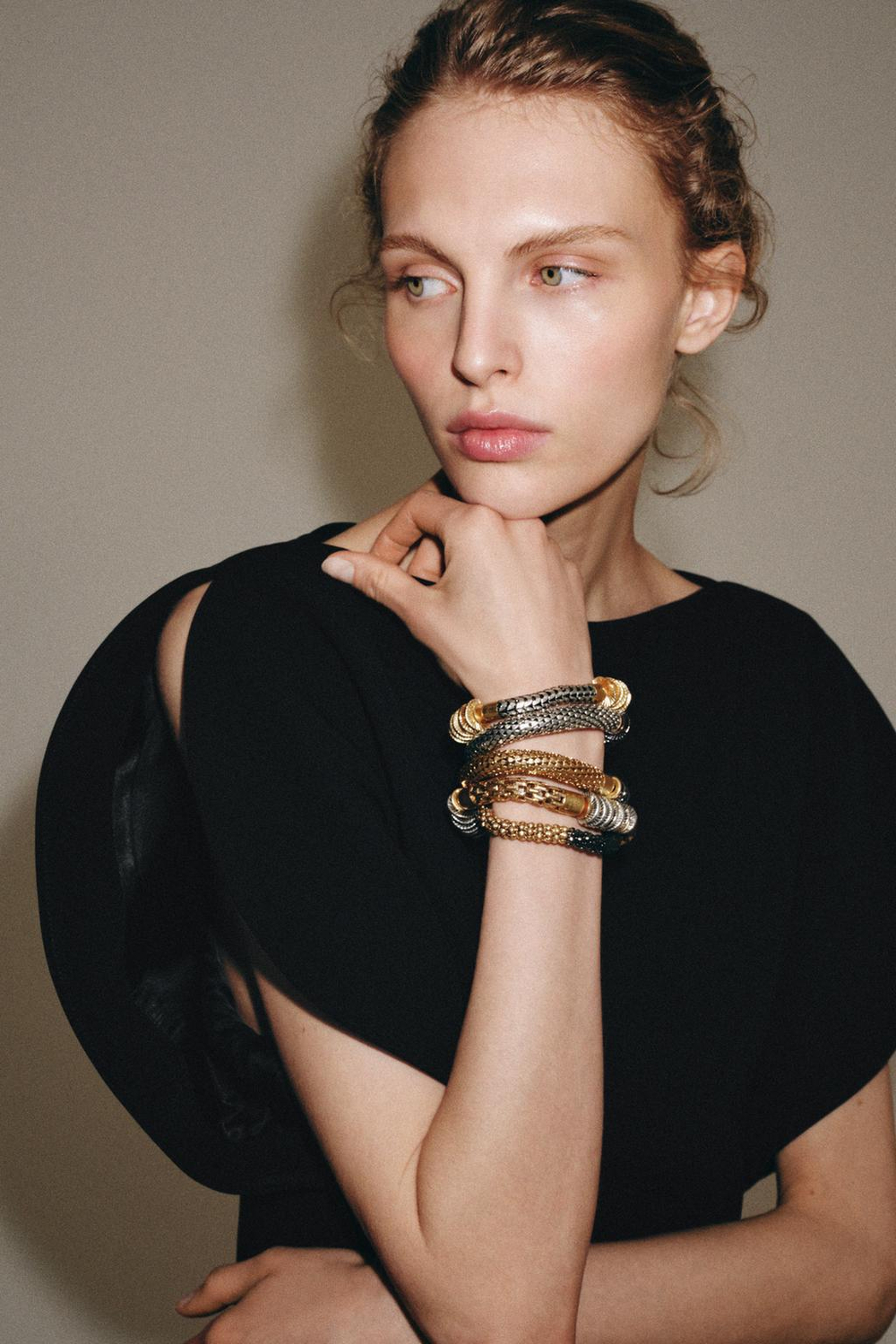 ZARA НАБОР ИЗ 5 ЭЛАСТИЧНЫХ БРАСЛЕТОВ С МЕТАЛЛИЧЕСКИМИ ДЕТАЛЯМИ, ЗОЛОТОЙ/СЕРЕБРЯНЫЙ