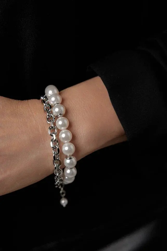 Браслет 2 ряда: белый жемчуг Майорка и цепь ролло, оттенок серебро
