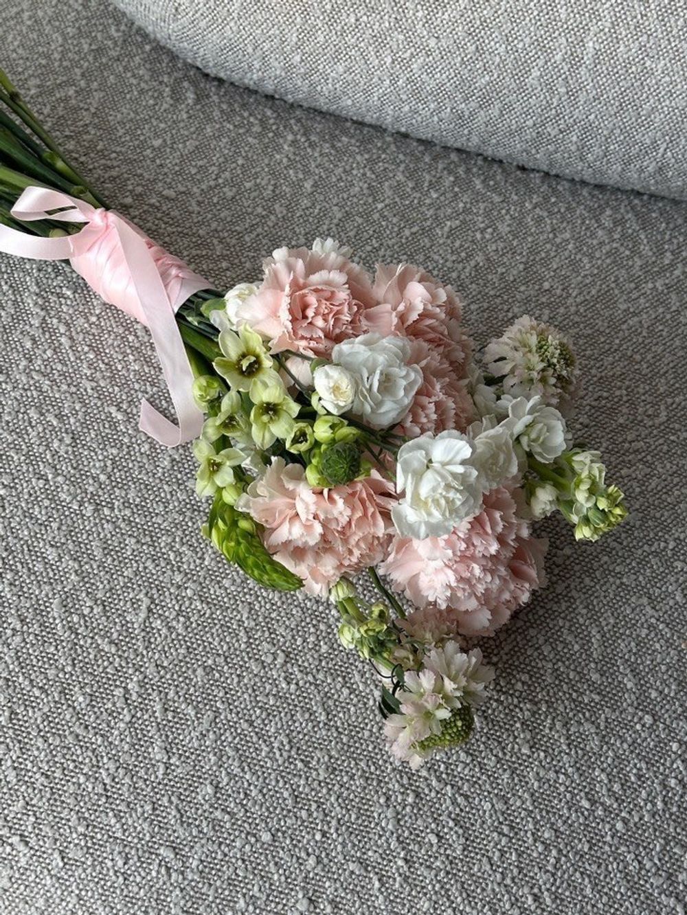 Свадебный букет из розовых диантусов, орнитогалума и маттиолы