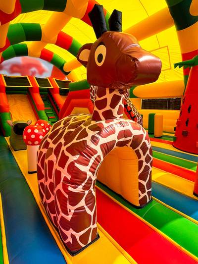 Коммерческий надувной батут «Страна Сафария» с крышей, 13*8*6 м