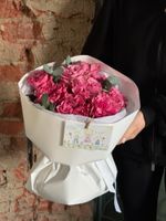 Букет из яркой одноголовой розы и эвкалипта 9 шт