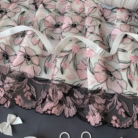 Вышивка на сетке розовая/черная 23 см