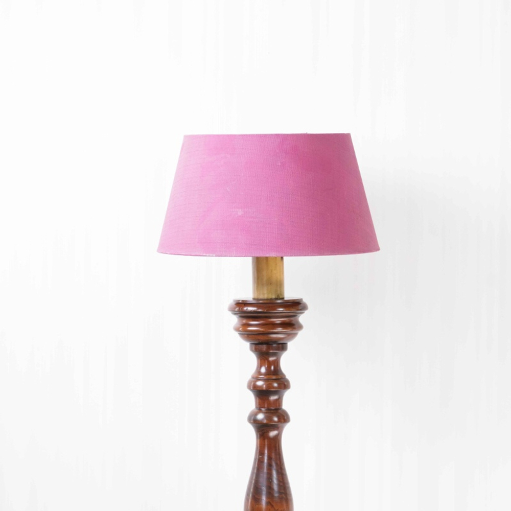 Стильный торшер из массива дерева с тканевым абажуром