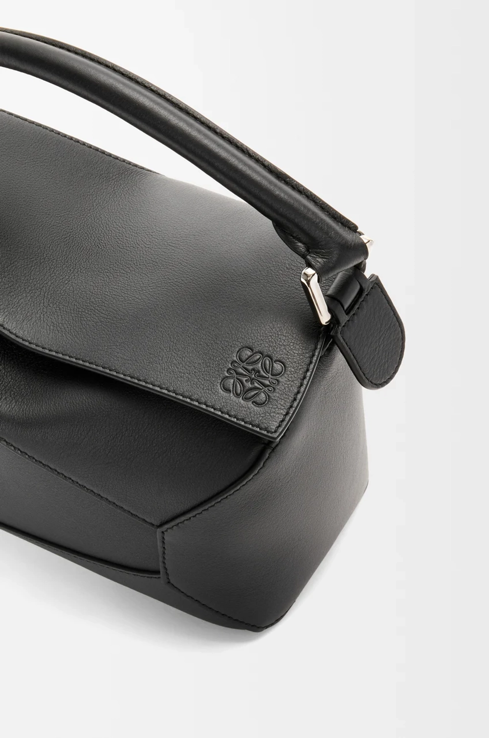 Loewe Маленькая сумка Puzzle Edge из классической телячьей кожи, черный