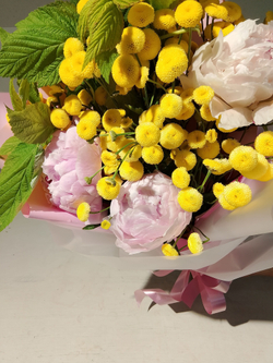 Летний солнечный букет с танацетумом и ароматными пионами Сара Бернард (С0034)